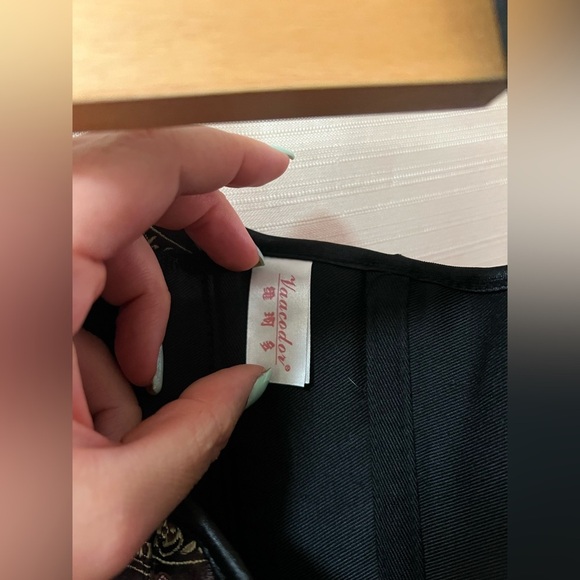 🔴 Vaacodor Corset beautiful detail clasp front and tie in the back size small - Picture 4 of 7